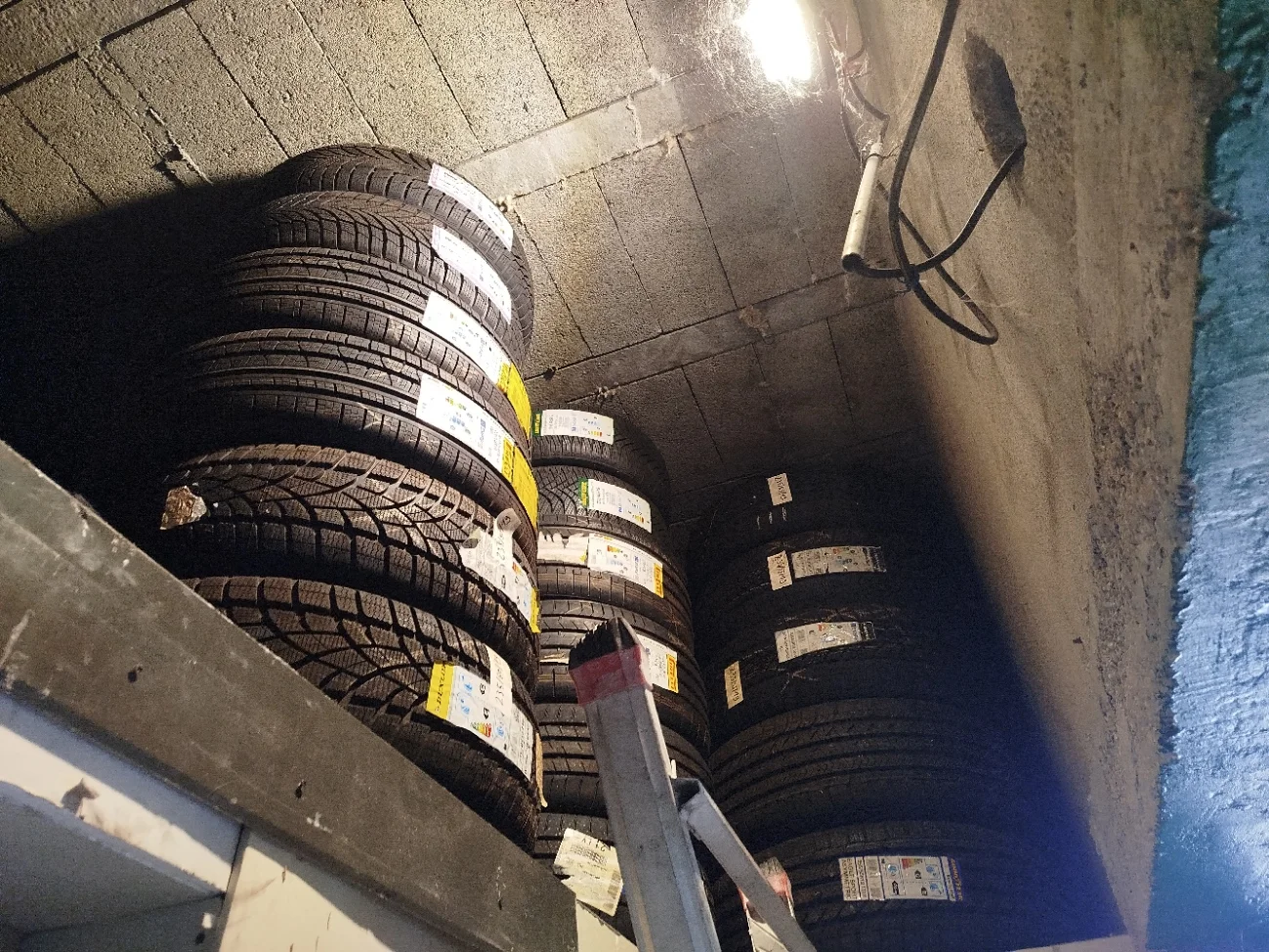 Stock de pneus neufs étiquetés Dunlop et Goodyear